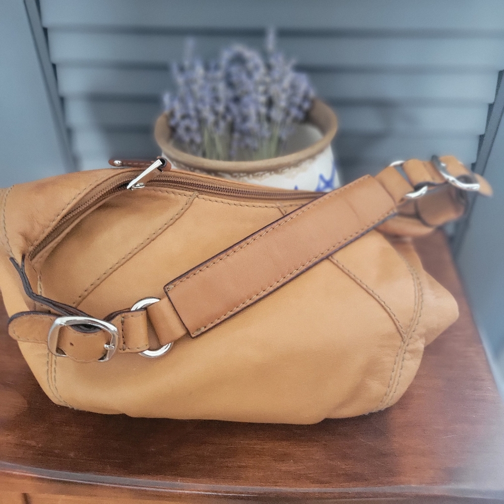 LeatherTignanello Bag with Slouchy Design and Gold Zipper - Picture 3 of 7